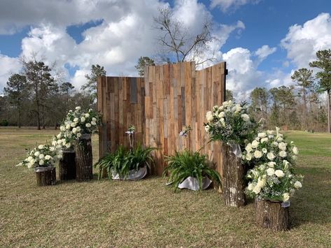 Pallet Backdrops For Wedding, Pallets Backdrop Ideas, Country Event Decor, Rustic Backdrop Ideas, Wooden Backdrop Wedding, Diy Photo Booth Wedding, Wedding Wood Backdrop, Pallet Backdrop Wedding, Wooden Pallet Backdrop