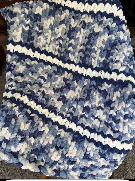 Blanket Puffy, Big Yarn Blanket, Finger Knitting Blankets, Diy Blankets, Chunky Blanket Diy, Chunky Blanket Pattern, Chunky Knit Blanket Pattern, Diy Throws, Chunky Yarn Blanket