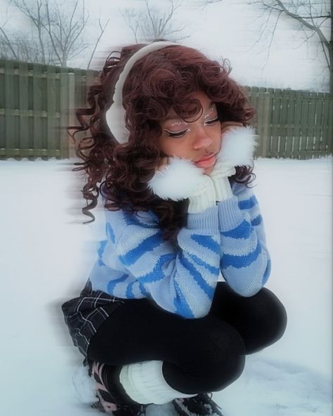 Snow Birthday Outfit, Cute Snow Photoshoot, Snow Selfies Ideas, Cold Winter Aesthetic Outfit, Winter Pose Reference Drawing, Cute Winter Selfies, Cute Winter Poses, Winter Baddie Photoshoot, Winter Reference Poses