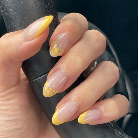 yellownails yellow nailsofinstagram nails nailinspiration instagram springnails instagramstoryideas Light Yellow Nails Almond, Subtle Yellow Nails, Yellow Themed Nails, Light Yellow Nail Designs, Birthday Nails Yellow, Light Yellow Nails Designs, Yellow Almond Acrylic Nails, Nail Inspiration Yellow, Yellow Wedding Nails