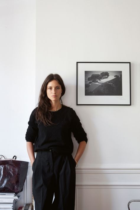 16-At Home With | Interior Designers Charlotte de Tonnac and Hugo Sauzay-This Is Glamorous Minimal Stil, Feminine Tomboy, A Well Traveled Woman, Minimalist Moda, Look Retro, Mode Casual, Looks Black, Looks Chic, 가을 패션