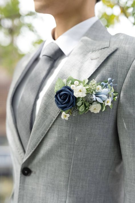 Pocket Square Boutonniere, Square Boutonniere, Winter Wedding Rustic, Prom Boutonniere, Blue Boutonniere, Junior Groomsmen, Boutonnieres Prom, Navy Flowers, Vintage Wedding Decorations