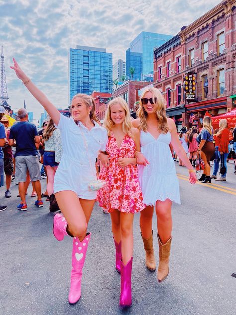 Nashville Trip, Nashville Bachelorette, Sister Photos, Nashville Outfits, Pic Pose, Concert Fits, Summer Friends, Bff Pictures, Friend Photoshoot