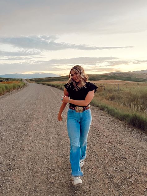 Western Ig Pictures, Dirt Road Pictures Photo Ideas, Western Outfits For Pictures, Senior Picture Ideas With Tassel, Western Spring Senior Pictures, Senior Picture Western Outfits, Picture Clothes Ideas, Senior Year Fits, Western Senior Pictures Outfit Summer