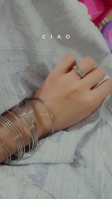 Hidden Face Snap, Bangles Snap, Hand Dp, Khafif Mehndi Design, Wedding Jewellery Designs, Best Friend Pictures Tumblr, Girly Dp, Hand Pic, Cute Images For Dp