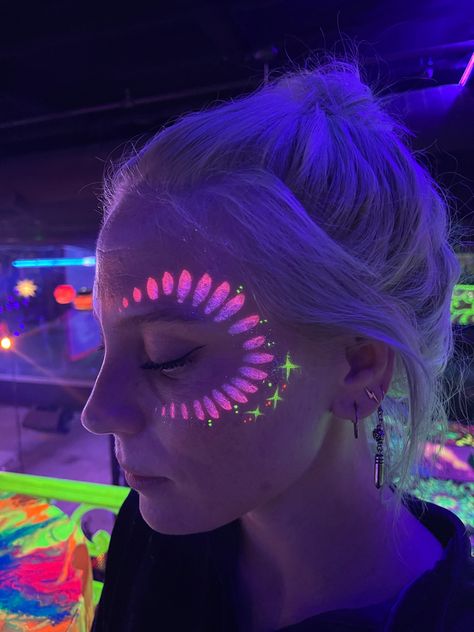 Makeup For Neon Party, Neon Face Paint Designs, Lightening Face Paint, Neon Face Painting Ideas, Neon Face Painting Ideas Easy, Glow In The Dark Makeup Look, Festival Face Makeup, Glow Body Painting Ideas, Uv Paint Makeup