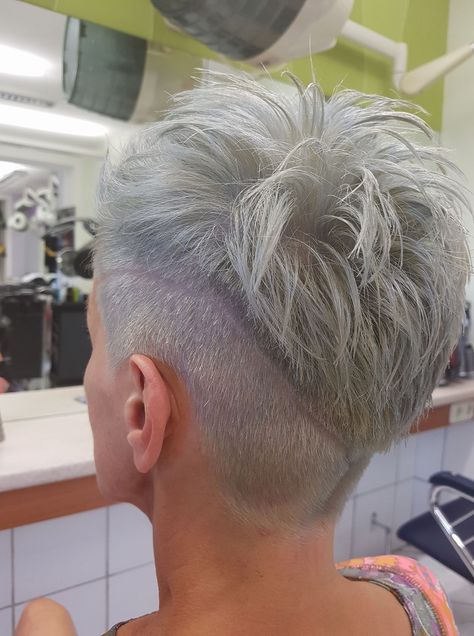 Grey Hair Undercut, Super Short Pixie Shaved Sides, Bleach Hair Ideas, Side Cut Hairstyles, Bleach Hair, Pixie Undercut, Shaved Hair Cuts, Short Shaved Hairstyles, Pixie Cut With Undercut