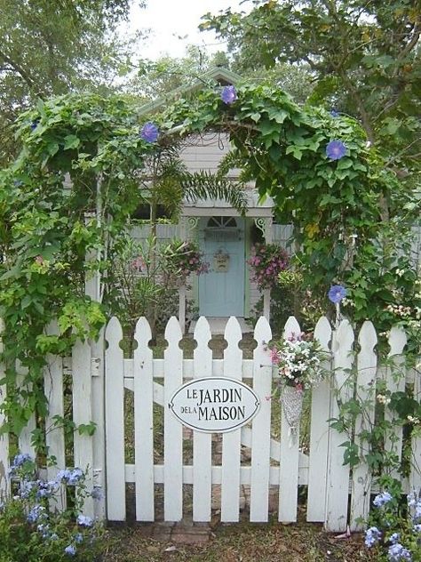 Wooden Garden Fence, Picket Gate, Tor Design, Cottage Front Doors, Garden Gates And Fencing, Garden Gate Design, Picket Fences, Boothbay Harbor, Front Fence