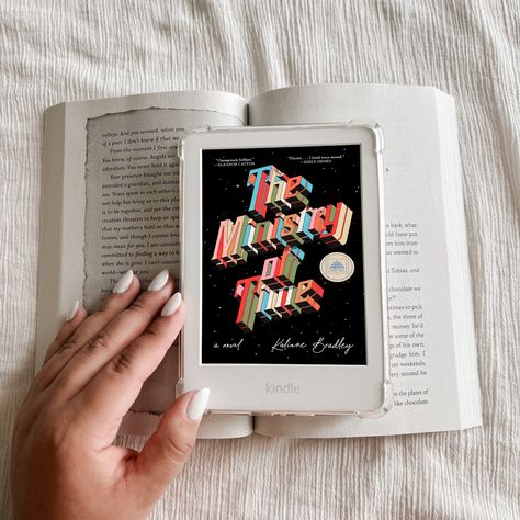 THE MINISTRY OF TIME by Kaliane Bradley 𝗽𝘂𝗯 𝗱𝗮𝘁𝗲: 5/7 (out now) 𝗺𝘆 𝗿𝗮𝘁𝗶𝗻𝗴: 4.5/5 𝗳𝗼𝗿𝗺𝗮𝘁 𝗿𝗲𝗮𝗱: ebook + audiobook 𝗴𝗲𝗻𝗿𝗲: sci-fi 𝗽𝗮𝗴𝗲𝘀: 352 I’m going back to my OG book review format; I realized that I enjoy adding small tidbits about the book (see above) to my reviews. What a stunning debut by Bradley! I looked forward to picking this book every chance I got. The premise and characters were well executed, and I really grew to love our main characters. When I thought the story couldn’t get a... Book Review Format, The Book Club Movie, The Ministry Of Time Book, People We Meet On Vacation Book, Book Club The Next Chapter Movie, Book Club Movie 2018, Book Review Journal, Book Review Template, Small Book