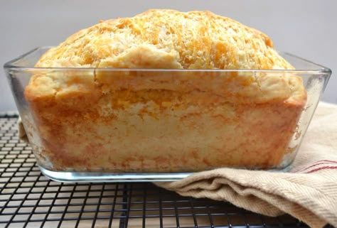 A garlicky cheddar cheese quick bread ready in about an hour from start to finish. Easy, cheesy, foolproof - delicious | www.craftycookingmama.com Cheddar Cheese Quick Bread, Easy Cheesy Bread, Cheese Quick Bread, Cheddar Cheese Bread, Beer Bread Recipe, Cheese Bread Recipe, Jamie Oliver Recipes, Cheesy Bread, Beer Bread