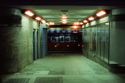 5 frames of Cinestill 800t in Two Londons - By Robert - 35mmc Cine Still 800t, Cinestill 800t Night, Cinestill 800t Portrait, Cinestill 800t, London Night, Architecture Quotes, Light Leak, Mood And Tone, Travel Humor