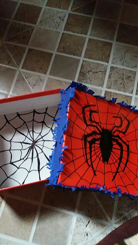 Spider-Man box made from crap Spider Man Box Gift, Spider Man Gift Ideas Diy, Spiderman Box Ideas, Spider Man Gift Basket, Spider Man Gifts For Boyfriend, Spider Man Gift Ideas, Diy Relationship Gifts, Presents For Bff, Gift Origami