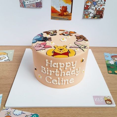 Winne The Pooh Cake Ideas, Winnie The Pooh And Friends Cake, Disney Birthday Cake Ideas, Pooh Bear Birthday Cake, Disney Birthday Cakes For Adults, Disney Theme Cake, Winnie The Pooh Cake Ideas, Winnie The Pooh Cakes, Winnie Pooh Cake