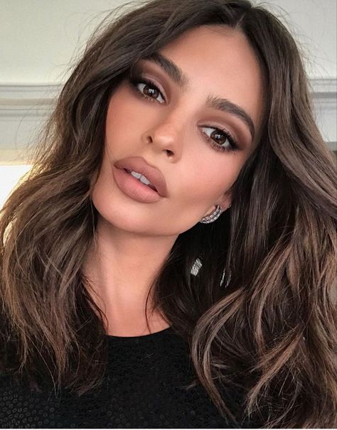 Emily Ratajkowski nude lip liner and brown smokey eye eyeshadow makeup look Emily Ratajkowski Makeup, Trucco Smokey Eye, Wedding Hairstyles And Makeup, Smokey Eye For Brown Eyes, Wedding Day Makeup, Beauty Make-up, Olive Skin, Braut Make-up, Nude Makeup