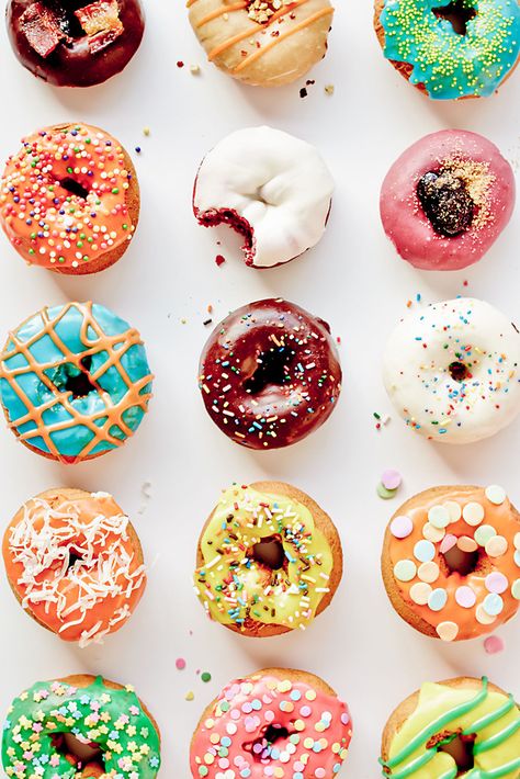 Doughnut eye candy | Desserts | Dessert recipes | Desserts easy | Healthy dessert | Yummy dessert | Desserts for parties | Quick Desserts | Simple Desserts Donat Glaze, Dessert Simple, Krispy Kreme, Guilt Free, Healthy Dessert, Beautiful Food, Pretty Food, Top View, I Love Food