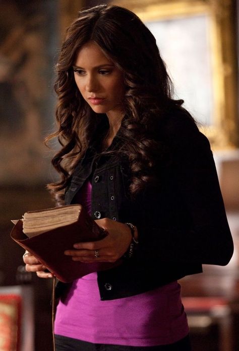 Nina Dobrev as Katherine Pierce in The Vampire Diaries Tvd Fanfiction, Vampire Diaries Outfits, Katerina Petrova, Vampire Diaries Poster, Vampire Diaries Seasons, Vampire Diaries Wallpaper, Claire Holt, Bonnie Bennett, Vampire Diaries Cast