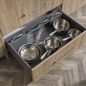 pots in a drawer in the kitchen Omega Cabinetry, Pan Storage, Pull Out Shelves, Pantry Ideas, Kitchen Organisation, Lid Organizer, Kitchen Pot, Kitchen Cabinet Organization, Kitchen Drawers