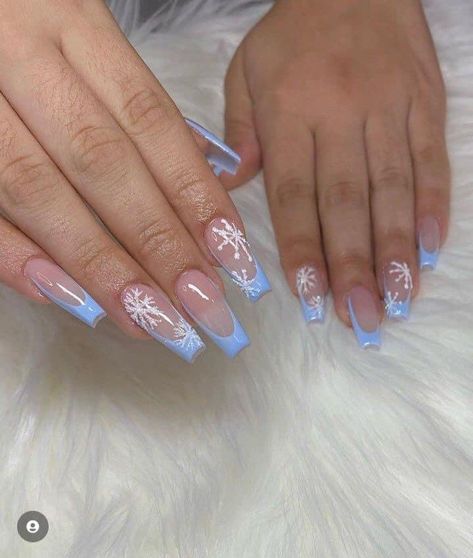 Blue Nail Designs Christmas, Blue Simple Christmas Nails, Acrylic Nails For Christmas Holiday, Pretty Christmas Nails Snowflakes, Xmas Snowflake Nails, Acrylic Nails Christmas Design, Blue And Snowflake Nails, Nice Christmas Nails, Nails Christmas Snowflake