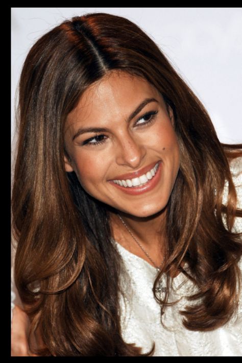 Eva mendes chocolate brown hair with subtle highlights Eva Mendes Hair, Eva Mendez, Hair Colorful, Golden Brown Hair, Eva Mendes, Hair Envy, Gorgeous Makeup, Brown Hair Colors, Brunette Hair