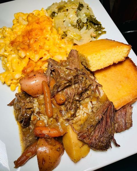 Soul Food Menu, Fast Food Drinks, Food Plate, Food Crush, Food Babe, Pot Roast Recipes, Delicious Meals, Tasty Food, Food Cravings