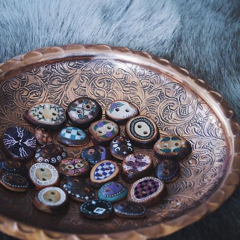 Emilia Fearnley🧚🏼‍♂️🌲 on Instagram: "Buttons made from avocado pits🥑✨ All available in the shop x" Avocado Diy Craft, Avocado Pit Buttons Diy, Avocado Seed Dye, Avocado Pit Carving Tutorial, Avocado Pit Buttons, Avocado Seed Carving, Totk Zelda, Avocado Buttons, Aesthetic Crafts