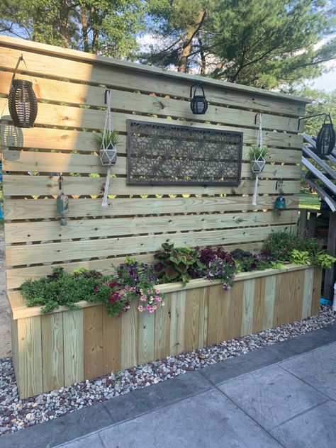 Outdoor Privacy Wall Decor, Privacy Outdoor Wall, Outside Patio Wall Ideas, Privacy Wall Planter Diy, Concrete Privacy Wall Ideas, Privacy Wall Decorating Ideas, Short Fence Privacy Ideas, Privacy Wall With Planter Boxes, Privacy Planter Ideas