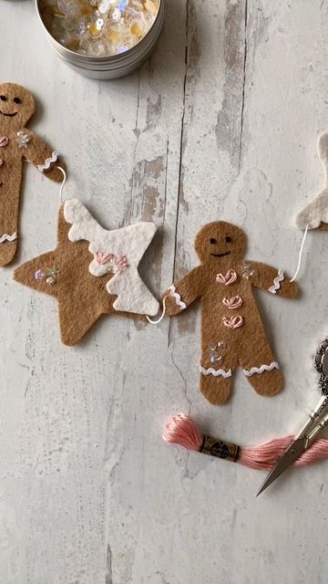 Felt Gingerbread Garland, Christmas Wool Garland, Ginger Bread Garland Diy, Felt Garland Christmas Diy, Felt Pie Garland, Winter Felt Garland, Diy Felt Bunting, Felt Christmas Banner, Christmas Fabric Garland