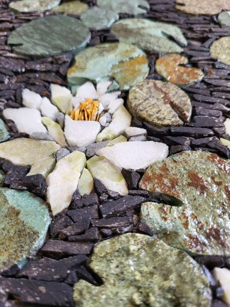 Mosaic Garden Pavers, Mosiacs Projects Diy, Rock Mosaics, Nature Mosaic, Mosaics Art, Pretty Tiles, Mosaic Art Diy, Mosaic Garden Art, Floral Mosaic