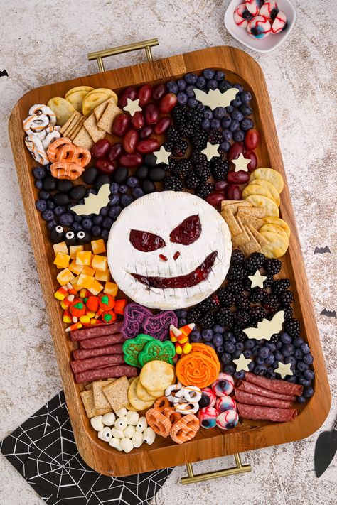 Want to scare up some fun during spooky season? This Nightmare Before Christmas themed Halloween Charcuterie Board is a perfect addition to any Halloween party! Frighteningly simple to make, this festive Halloween charcuterie board is great way to get the kids interested in some healthier food, especially before a big night of trick-or-treating. Learn how easy it is to make this Jack Skellington Halloween Charcuterie Board!! #halloweencharcuterieboard #halloweenfood Spooky Night Appetizers, Coco Charcuterie Board, Halloween Board Ideas Food, Bat Charcuterie Board, Halloween Themed Food Board, Spooky Snack Board, Halloween Charcuterie Board Ideas Adult, Scream Mask Charcuterie Board, Halloween Chacutery