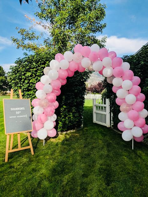 Easy DIY balloon arch. Perfect for any birthday party entrance! Expected time: 30-45 min. Outside Ballon Arch, Balloon Arch For 1st Birthday, Ballon Entrance Arch, Balloon Arch Entrance Door, Backyard Balloon Arch, Backyard Party Entrance, Ballon Arch Idea, Balloon Arch Ideas Entrance, Ballon Arch Birthday Party