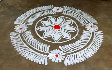 White Paint Rangoli, Paint Rangoli Designs, Rangoli Designs White, Paint Rangoli, Painting Rangoli Design, Rangoli Designs Border, Small Henna Designs, Very Easy Rangoli Designs, Rangoli Designs Photos