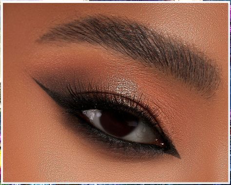 Looking to create a professional look with your eyeshadow? Check out our comprehensive range of bases and primers to help you get the perfect finish every time. Eye Shadow Simple, Smoky Brown Eye Makeup, Round Eyeshadow, Baby Shower Makeup, Eyeshadow Blending Brush, Natural Eyeshadow Palette, Nude Eyeshadow Palette, Eyeshadow Blending, Blending Eyeshadow