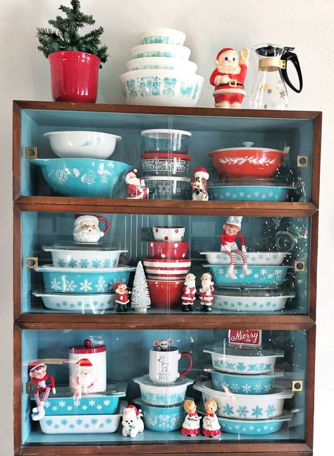 Vintage Pyrex Christmas Display, Christmas Pyrex Display, Displaying Vintage Dishes, Pyrex Christmas Display, Vintage Pyrex Display Ideas, Christmas Pyrex, Vintage Pyrex Collection, Pyrex Display, Vintage Pyrex Dishes