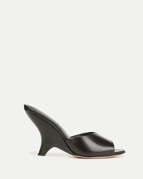 Mila Sculpted Leather Slide Sandal Build Wardrobe, Designer Shoes Heels, Leather Slide Sandals, Leather Slides, Modern Chic, Veronica Beard, Designer Outfits Woman, Slide Sandals, Black Sandals