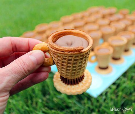 Edible teacup cookies recipe Teacup Cookies, Dolci Finger Food, Tea Cup Cookies, Edible Cups, Snacks Für Party, Willy Wonka, Party Desserts, Chocolate Factory, Creative Food