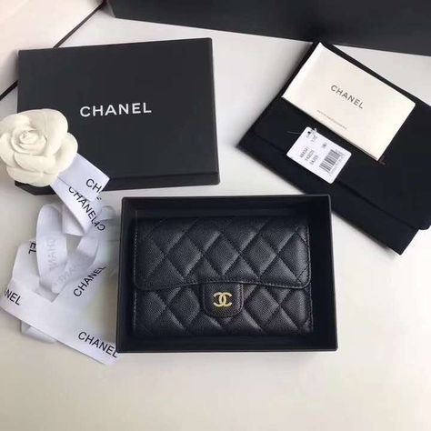 Burberry Style, Chanel Classic Flap Bag, Handbag Essentials, Classic Flap Bag, Fashion Chanel, Trendy Shoulder Bag, School Accessories, Chanel Caviar, Wallet Pouch