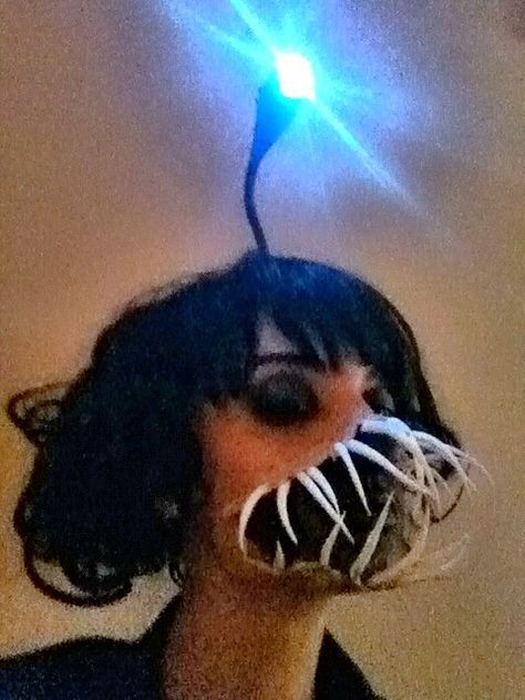 IT'S AN ANGLERFISH COSTUME!! awesome!! Angler Fish Aesthetic, Halloween Costumes Ideas Scary, Halloween Scary Costumes, Angler Fish Costume, Teeth Makeup, Teeth Mask, Fish People, Halloween Teeth, Makeup Zombie