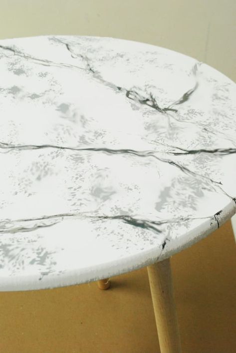 How To Make a Painted Faux Marble Table Top | Apartment Therapy Glass Table Redo, Painted Table Top, Diy Marble Table, Chalk Paint Chairs, Faux Marble Paint, Marble Tables Living Room, Painted End Tables, Round Marble Table, Chalk Paint Furniture Diy