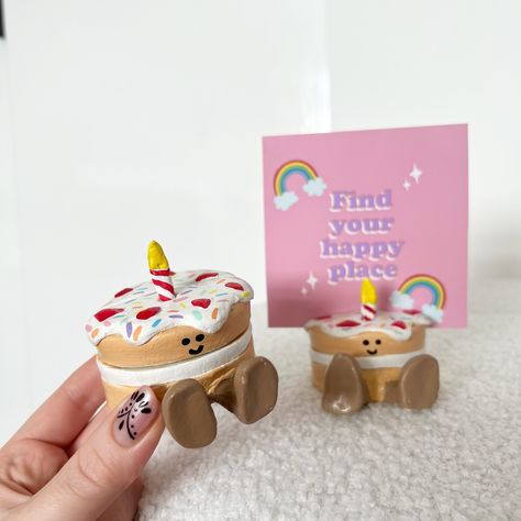 They’re just so cute 🎨🎂 cake Polaroid photo holders #clay #clayart #clayideas #artistsoninstagram #smallbusiness #cake #kawaii #etsyseller #etsyshop #handmade #handpainted #photoholder #polaroid #photoframe Clay Crafts Birthday Gift, Diy Clay Picture Holder, Diy Clay Photo Holders, Ceramic Polaroid Holder, Air Dry Clay Polaroid Holder, Ceramic Photo Holder, Clay Polaroid Holder, Clay Birthday Gifts, Cake Polaroid