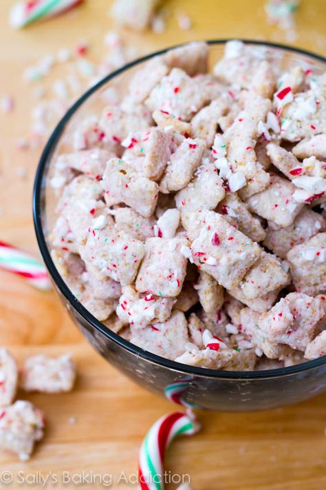 A Chex Mix for Every Holiday - 12 Month Roundup - UncookieCutter.com Snack Christmas, Peppermint Crunch, Puppy Chow Recipes, Christmas Snack, Dessert Parfait, Snack Healthy, Sally's Baking, Puppy Chow, Dessert Dips