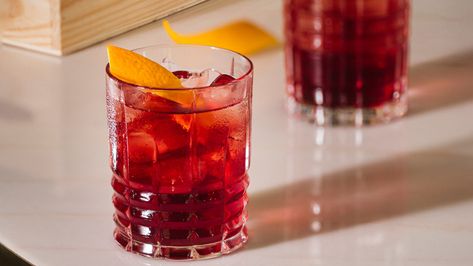 Port Cocktails, 2024 Cocktails, Classic Negroni, Negroni Recipe, Negroni Cocktail, Cocktail Ideas, Cocktail Dinner, Fall Cocktails, Port Wine