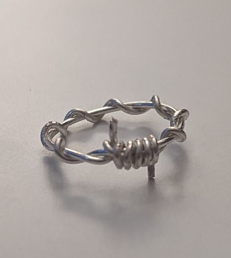 Emo Wire Jewelry, Barbed Wire Accessories, Wire Rings Ideas For Men, Barbed Wire Jewelry Diy, Wire Ring Aesthetic, Barbwire Jewelry, Diy Metal Rings, Diy Jewelry For Men, Wire Jewelry For Men