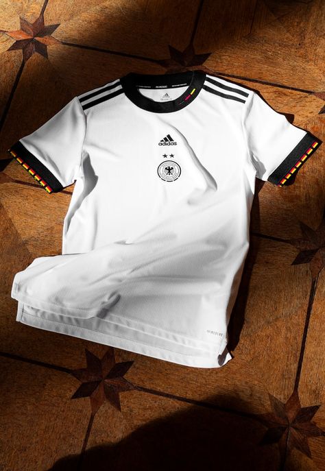 Soccer Clothing, Desenho Tom E Jerry, Football Jersey Outfit, T Shirt Sewing Pattern, Belgium Germany, Jerseys Football, Football Photography, Football Tops, Jersey Vintage