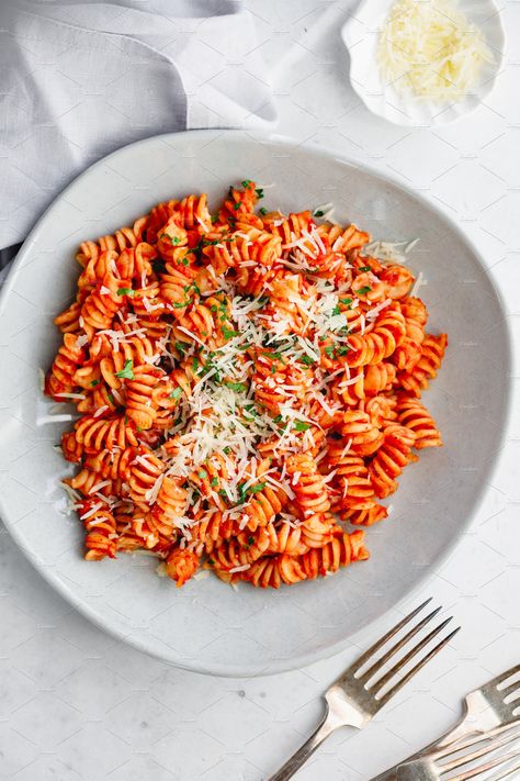 Fusilli Pasta Recipes, Pasta Pictures, Fusili Pasta, Pasta With Tomato Sauce, Pink Sauce Pasta, Pasta Fusilli, Pink Sauce, Fusilli Pasta, Yummy Meals