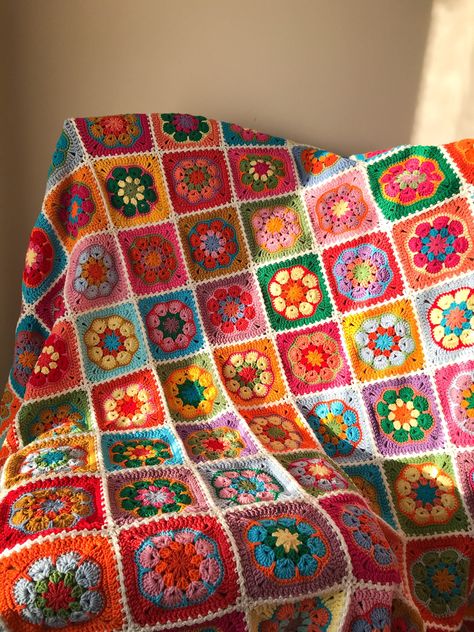 Crochet African Flowers, Crochet Aesthetic, Crocheted Blanket, Crochet Granny Square, Granny Square Blanket, Fun Crochet Projects, Crochet Square, Diy Crochet Projects, Bag Crochet