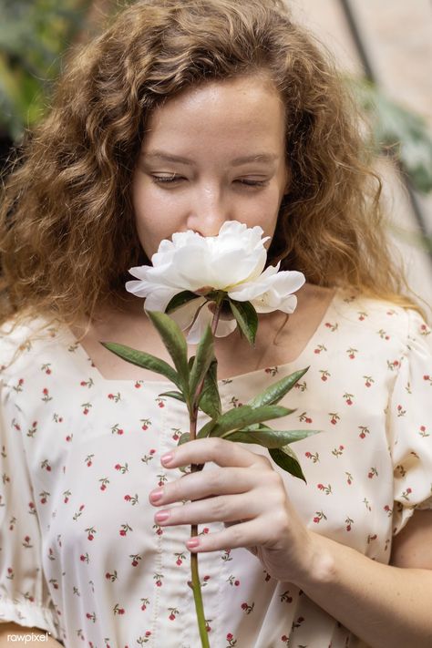 Smelling Flowers Pose, Woman Smelling Flowers, Girl Smelling Flowers, Female References, White Flower Bouquet, Freesia Flowers, Smelling Flowers, White Carnation, Flower Photoshoot