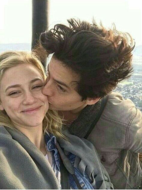 Cole Sprouse & Lili Reinhart Riverdale Betty And Jughead, Cole Sprouse Funny, Lili Reinhart And Cole Sprouse, Cole Sprouse Jughead, Cole M Sprouse, Riverdale Betty, Riverdale Cole Sprouse, Bughead Riverdale, Riverdale Aesthetic