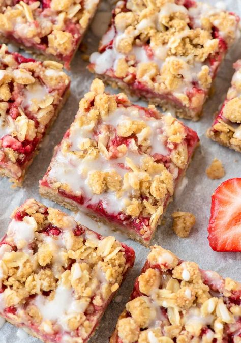 Easy-Strawberry-Oatmeal-Bars Healthy Lunchbox Snacks, Oatmeal Bars Healthy, Oatmeal Bars Recipes, Strawberry Oatmeal Bars, Chia Puding, Healthy Fruit Desserts, Crumb Bars, Healthy Afternoon Snacks, Strawberry Oatmeal