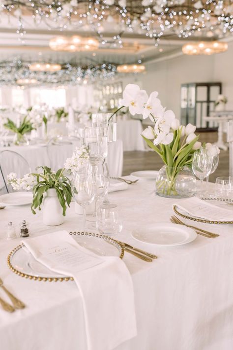 Our Wedding Decor: Simple and Timeless - Arum Lilea White Timeless Wedding, Wedding Decor Simple, Bride Groom Table, I Love Gold, Gold Color Palettes, Elegant Wedding Reception, Single Candle, White Napkins, Reception Decor