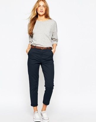 Women's Grey Sweatshirt, Black Chinos, White Canvas Low Top Sneakers, Brown Leather Belt | Women's Fashion | Lookastic.com Witte Sneakers Outfit, Chinos Women Outfit, Womens Chinos, Black Chinos, Mode Casual, Casual Work Outfits, Looks Chic, Sneakers Outfit, Inspiration Mode